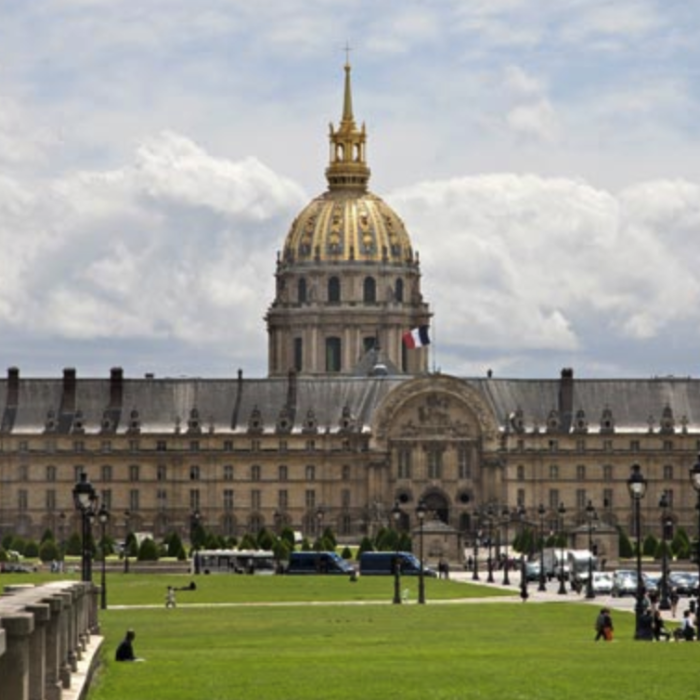 Face aux Invalides, les pelouses tondues par… des moutons